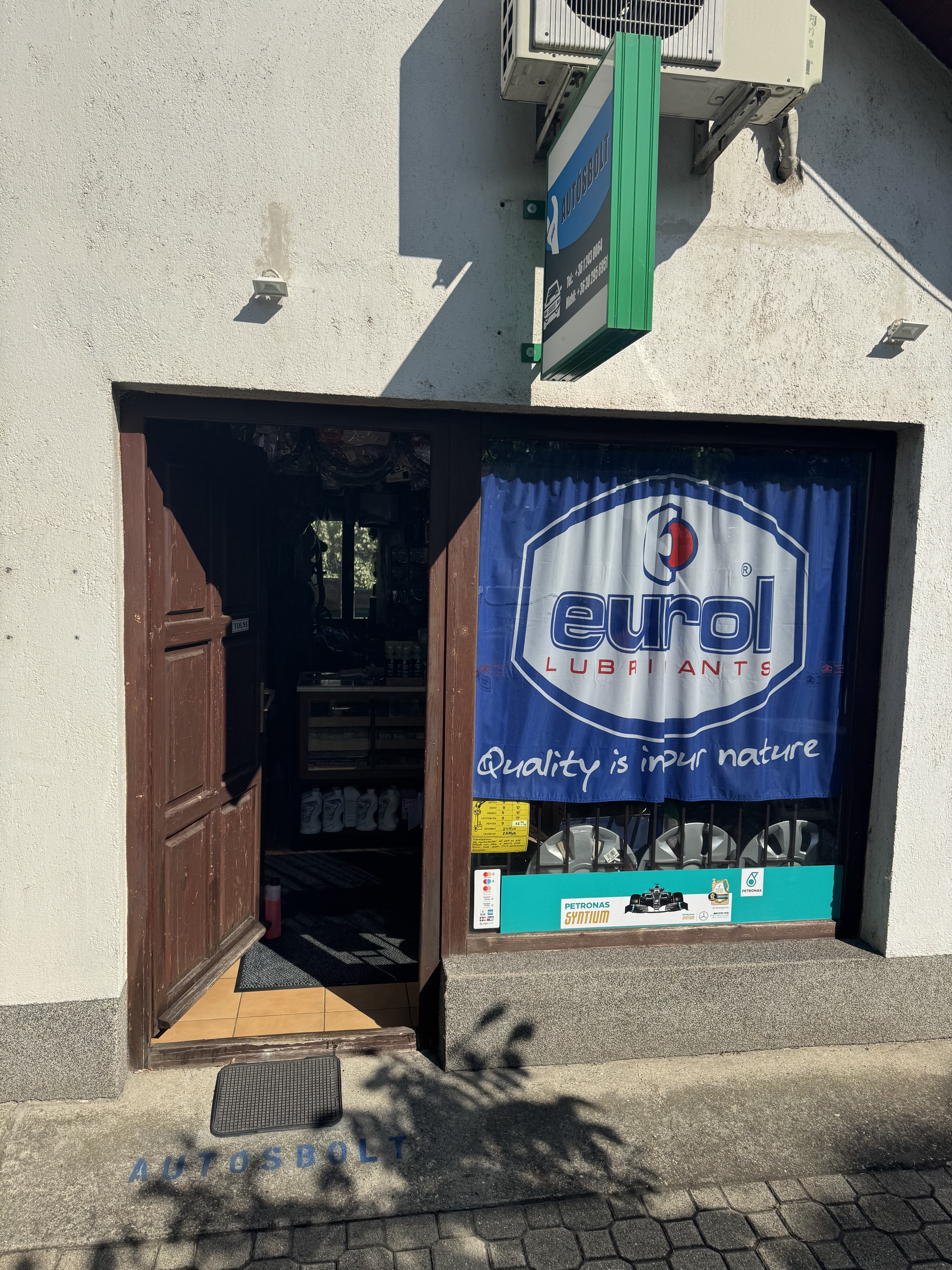 Raffa Autósbolt bejárat – Eurol, Békásmegyer